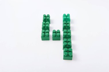 Beyaz bir arka plan üzerinde renkli küp Tasarımcısı rakamları