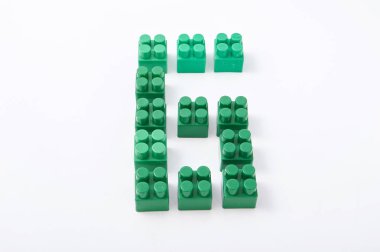 Beyaz bir arka plan üzerinde renkli küp Tasarımcısı rakamları