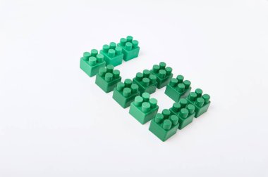 Beyaz bir arka plan üzerinde renkli küp Tasarımcısı rakamları