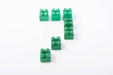 Beyaz bir arka plan üzerinde renkli küp Tasarımcısı rakamları