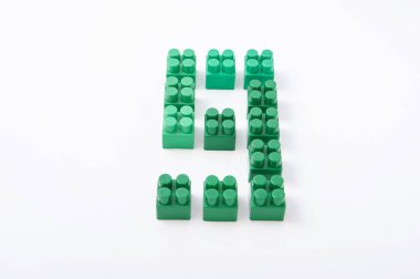 Beyaz bir arka plan üzerinde renkli küp Tasarımcısı rakamları