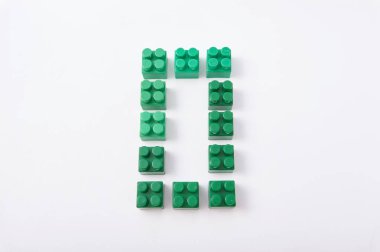 Beyaz bir arka plan üzerinde renkli küp Tasarımcısı rakamları