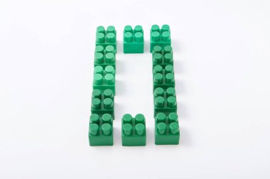 Beyaz bir arka plan üzerinde renkli küp Tasarımcısı rakamları