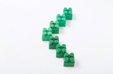 Beyaz bir arka plan üzerinde renkli küp Tasarımcısı rakamları