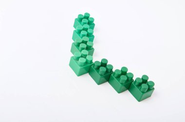 Beyaz bir arka plan üzerinde renkli küp Tasarımcısı rakamları