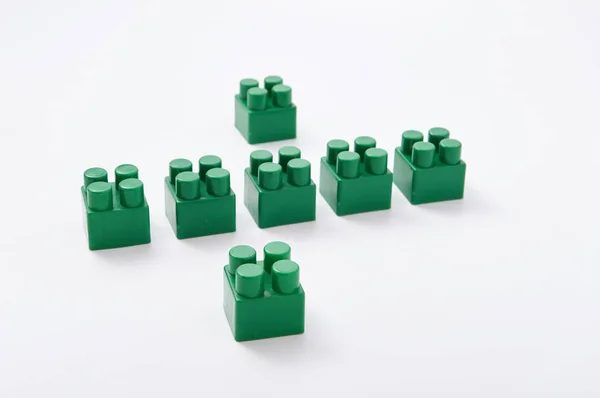 Figuras de um designer de cubos coloridos em um fundo branco — Fotografia de Stock