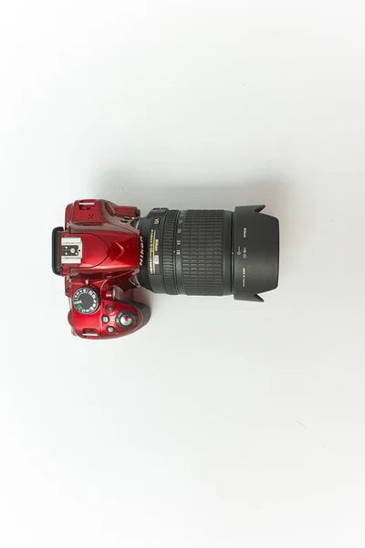 GOMEL, Bielorrússia - Março 20, 2018: NIKON 3200 câmera em vermelho sobre um fundo branco . — Fotografia de Stock