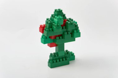 Beyaz arka plan üzerinde renkli küp Tasarımcısı'ndan yeşil ağaç