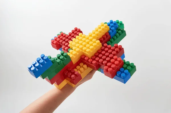 Figuras de un diseñador de cubos de colores sobre un fondo blanco — Foto de Stock
