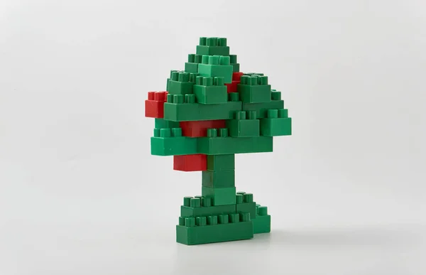 Zelený strom od návrháře barevné kostky na bílém podkladu — Stock fotografie