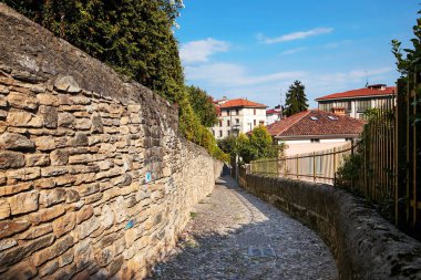 Bergamo, İtalya - 18 Ağustos 2017: Bir eski Avrupa yayalara.