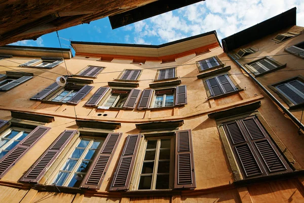 Бергамо, Италия. Вид на высокое старинное здание с большими окнами . — стоковое фото