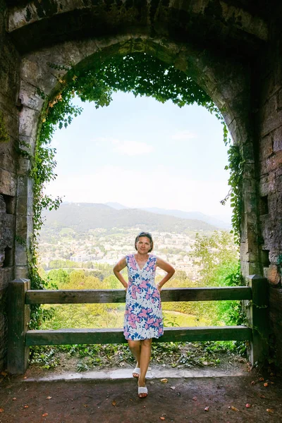 Bergamo, Itália. Menina bonita em um vestido de verão branco na cidade . — Fotografia de Stock