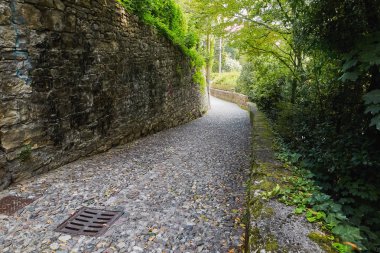 Bergamo, İtalya. Taş merdiven ile patika dar.