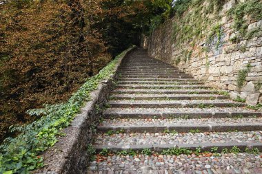 Bergamo, İtalya. Taş merdiven ile patika dar.