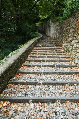Bergamo, İtalya. Taş merdiven ile patika dar.