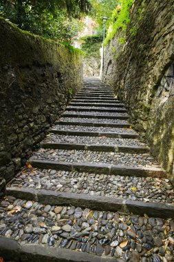 Bergamo, İtalya. Taş merdiven ile patika dar.