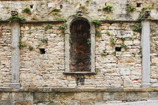 Bergamo, İtalya. Taş duvar eski yeşil bitkiler ile büyümüş. — Stok fotoğraf