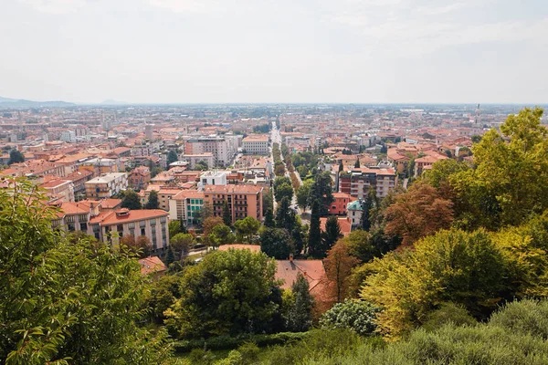 Bérgamo, Italia - 18 de agosto de 2017: El Castillo de La Rocca Bérgamo se encuentra en la parte alta de la ciudad en la colina de Santa Eufemia. —  Fotos de Stock