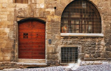 Bergamo, İtalya - 18 Ağustos 2017: Eski bir ev ön kapı.