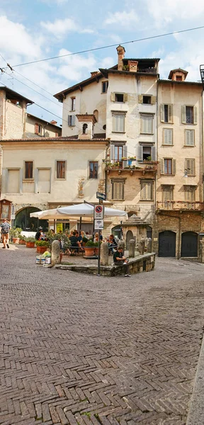 Bergamo, Italien - 18 augusti 2017: En av den vackra staden i Italien. De gamla och historiska byggnaderna på den övre staden — Stockfoto