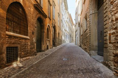 Bergamo, İtalya - 18 Ağustos 2017: Sessiz ve Bergamo eski kasaba sokaklarında dar.