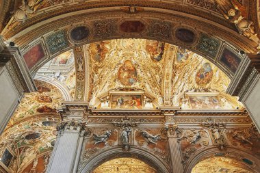 Bergamo, İtalya - 18 Ağustos 2017: Bergamo Basilica di Santa Maria Maggiore, süslü altın iç.