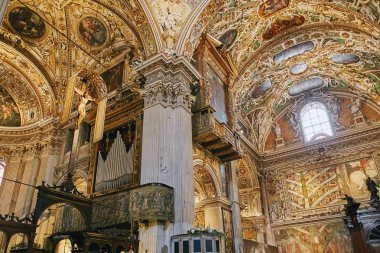 Bergamo, İtalya - 18 Ağustos 2017: Bergamo Basilica di Santa Maria Maggiore, süslü altın iç.