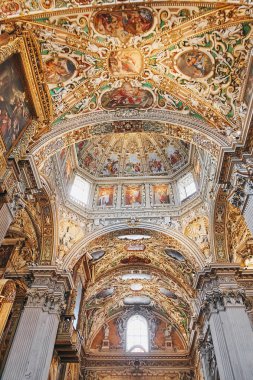 Bergamo, İtalya - 18 Ağustos 2017: Bergamo Basilica di Santa Maria Maggiore, süslü altın iç.