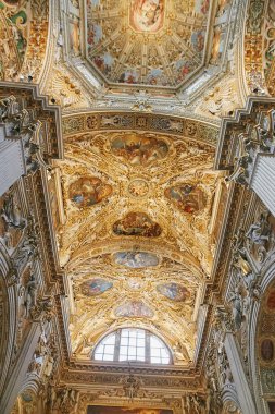 Bergamo, İtalya - 18 Ağustos 2017: Bergamo Basilica di Santa Maria Maggiore, süslü altın iç.