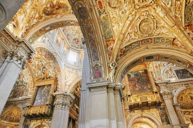 Bergamo, İtalya - 18 Ağustos 2017: Bergamo Basilica di Santa Maria Maggiore, süslü altın iç.