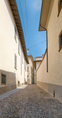 Bergamo, İtalya - 18 Ağustos 2017: Sessiz ve Bergamo eski kasaba sokaklarında dar.