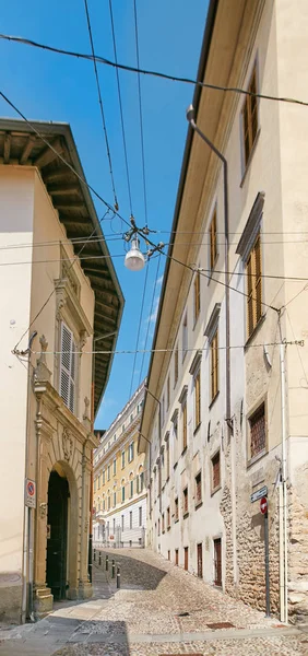 Бергамо, Італія - 18 серпня 2017: Тихий і вузьких вуличок Старого міста Бергамо. — стокове фото