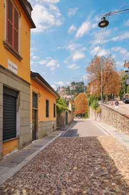 Bergamo, İtalya - 18 Ağustos 2017: Sessiz ve Bergamo eski kasaba sokaklarında dar.