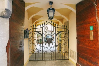 Bergamo, İtalya - 18 Ağustos 2017: Eski Apartmanı, Patio.