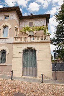 Bergamo, İtalya - 18 Ağustos 2017: Eski bir ev ön kapı.