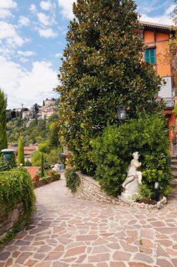 Bergamo, İtalya - 18 Ağustos 2017: Eski Apartmanı, Patio.