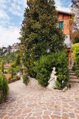Bergamo, İtalya - 18 Ağustos 2017: Eski Apartmanı, Patio.