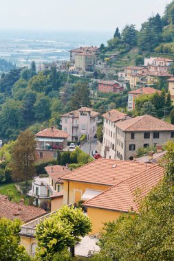 Bergamo, İtalya - 18 Ağustos 2017: Şato duvarlarından Bergamo şehrinin panoramik manzarası