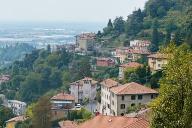 Bergamo, İtalya - 18 Ağustos 2017: Şato duvarlarından Bergamo şehrinin panoramik manzarası