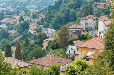 Bergamo, İtalya - 18 Ağustos 2017: Şato duvarlarından Bergamo şehrinin panoramik manzarası