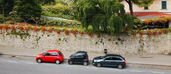 Bérgamo, Italia - 18 de agosto de 2017: Tráfico de automóviles en las calles de Bérgamo . — Foto de Stock