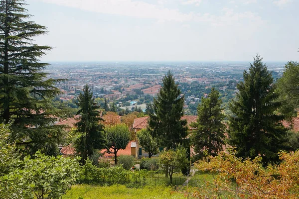 Bérgamo, Italia - 18 de agosto de 2017: Vista panorámica de la ciudad de Bérgamo desde las murallas del castillo — Foto de Stock