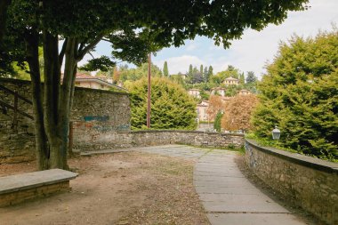 Bergamo, İtalya - 18 Ağustos 2017: Şato duvarlarından Bergamo şehrinin panoramik manzarası