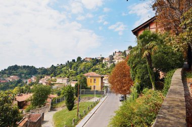 Bergamo, İtalya - 18 Ağustos 2017: Şato duvarlarından Bergamo şehrinin panoramik manzarası