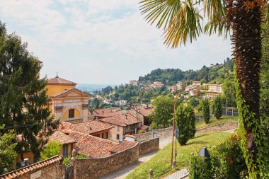 Bergamo, İtalya - 18 Ağustos 2017: Şato duvarlarından Bergamo şehrinin panoramik manzarası