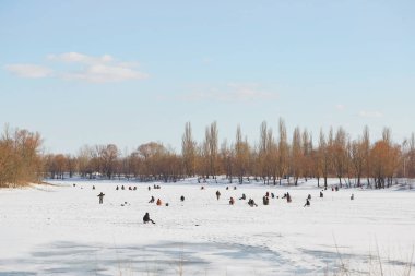 Gomel, Belarus - 24 Mart 2018: Kış balıkçılık. Balıkçılar buz üstünde balık yakalamak.