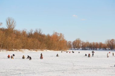 Gomel, Belarus - 24 Mart 2018: Kış balıkçılık. Balıkçılar buz üstünde balık yakalamak.