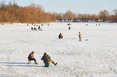 Gomel, Belarus - 24 Mart 2018: Kış balıkçılık. Balıkçılar buz üstünde balık yakalamak.