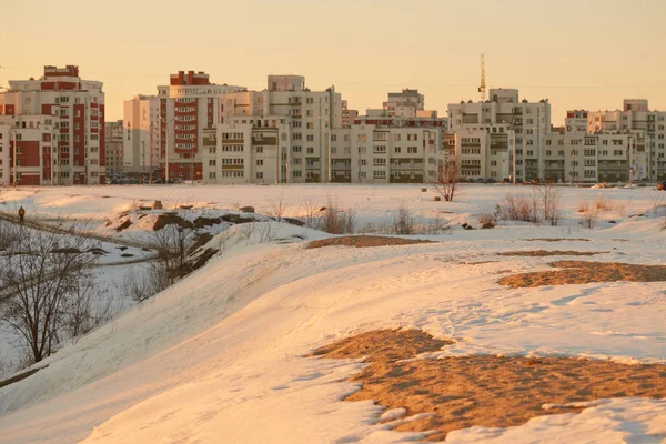 Mola descongelado manchas. neve derrete a terra é visível . — Fotografia de Stock